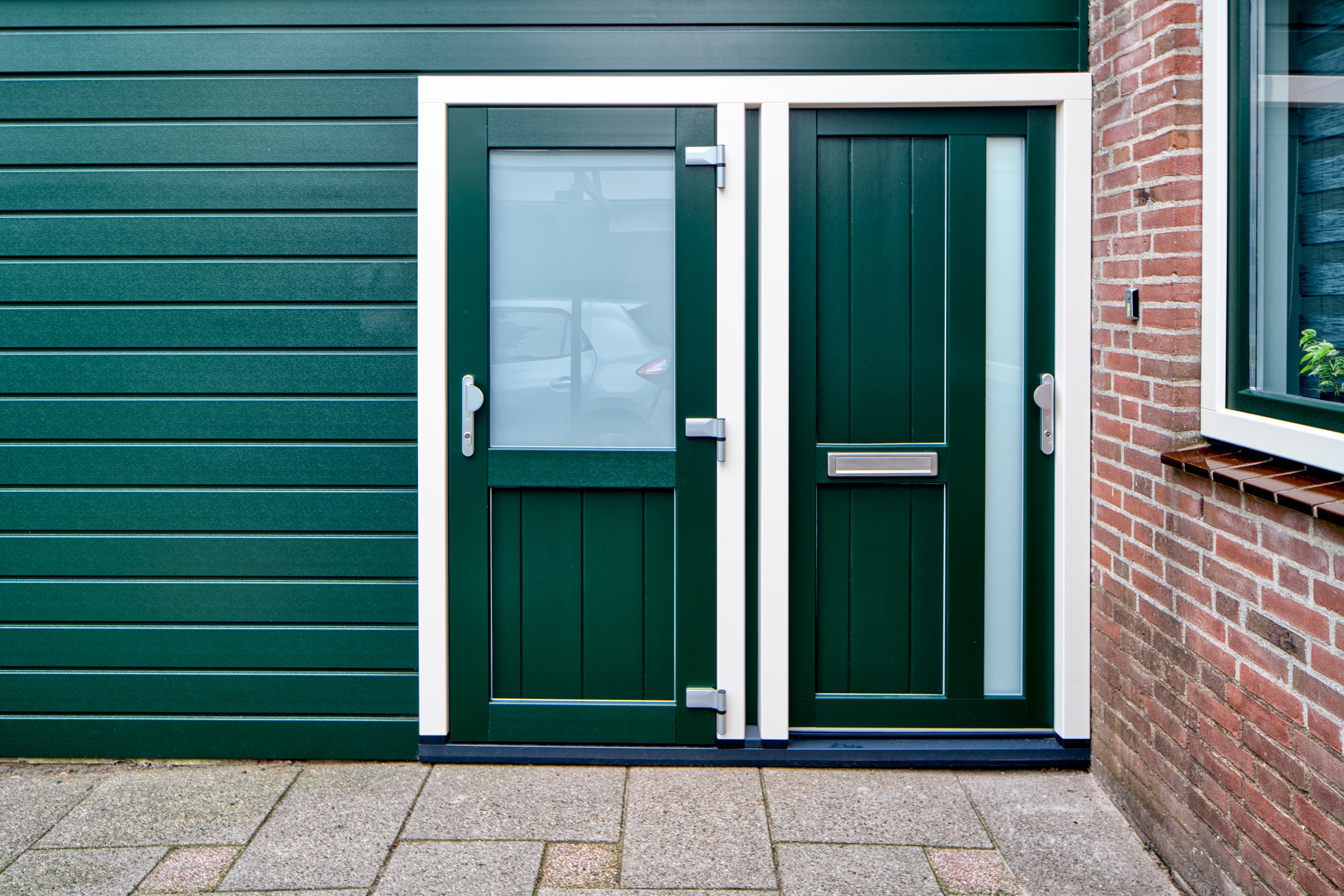 Groene Keralit gevelbekleding en deuren vervangen
